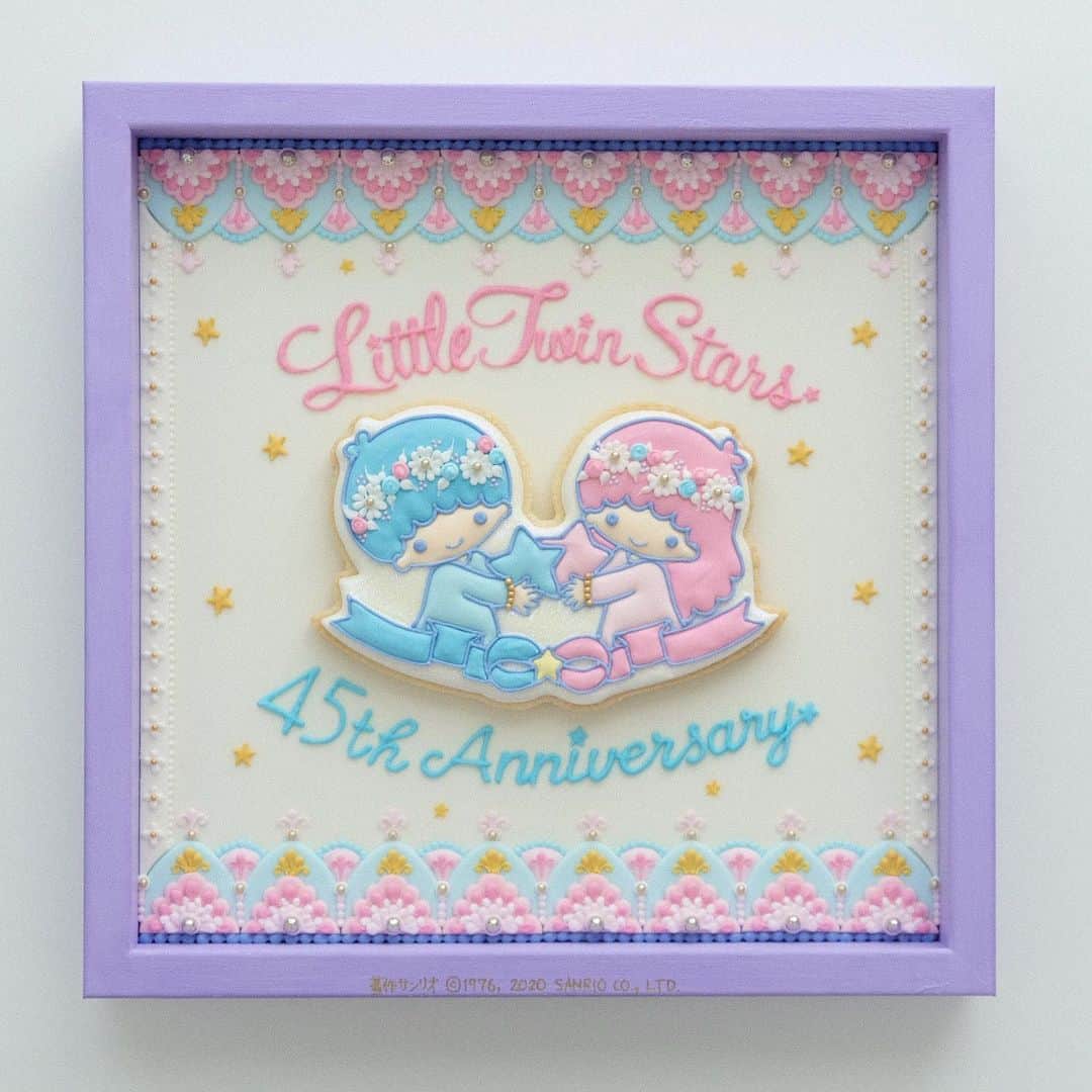 KUNIKAのインスタグラム：「Little Twin Stars 45th Anniversary ✩*⋆ Congratulations!!﻿ I made a Little twin stars icing cookie sugar art work for SANRIO EXPO.﻿ ﻿ アイシングクッキーとお砂糖で作った作品をSanrio Expoに展示して頂いています。﻿ キキララちゃん45周年の今年、再びコラボレーションさせて頂くことになりました。﻿ 心ときめくお洒落で可愛いデザインをぜひお楽しみに...⭐️ ﻿ ﻿ ﻿ ﻿ #sanrio #littletwinstars #kikilala #artofkunika #sugarcookies #decoratedcookies #cookieart #decoratedsugarcookies #royalicing #royalicingcookies #cookiedecorating #customcookies #cookiesofinstagram #cookiedesign #cookieartist #instacookie #サンリオ #リトルツインスターズ #キキララ #アイシングクッキー」