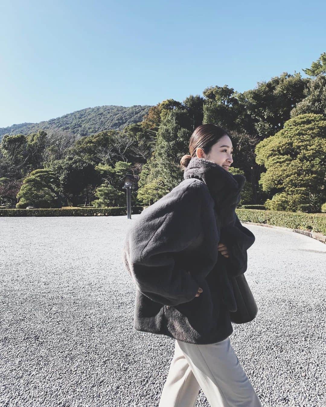 中村真里さんのインスタグラム写真 - (中村真里Instagram)「.﻿ 外を歩き回る一日だったけど﻿ このエコファーのアウターで﻿ 暖かく過ごせました☺️✌️﻿ ﻿ もちろん私服なのだけど、﻿ 上下どちらも19FWのitemです〜﻿ ﻿ あと安定のバケツバッグ◎﻿ お土産もすっぽり入って助かった。﻿ ﻿ 📸 @fujisawamai」2月4日 21時14分 - _marinakamura_
