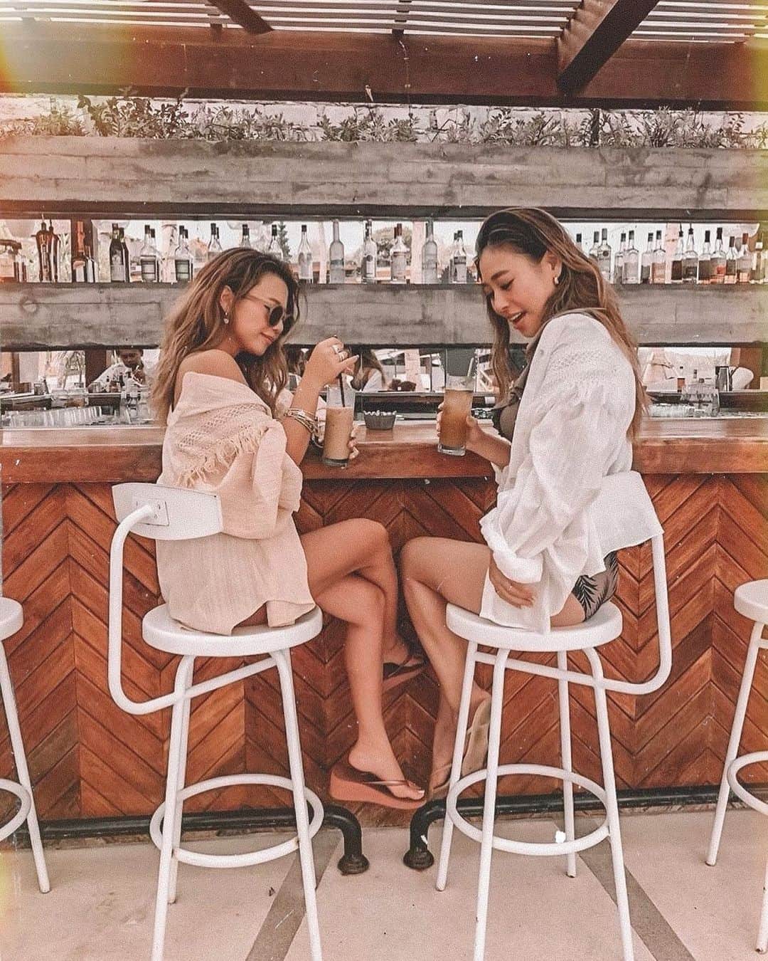 ✷kana✷のインスタグラム：「🍹beach bar🌴 . . baliのお気に入り写真 小出しにするけどごめんね？笑 このビーチクラブほんと好きで りーも1番楽しかったって言ってくれた😊 そんで前も載せたこの時の フリンジシャツやっぱかわいいわ！♡ @sandlessmoon」