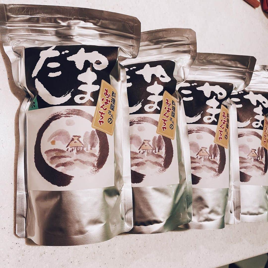 鈴木紗理奈さんのインスタグラム写真 - (鈴木紗理奈Instagram)「京都に来たら錦市場にある #やまだしや　さんのお番茶を買わな‼︎ 香ばしくて甘くて とっても飲みやすいおばんちゃ 前回は1袋ですぐなくなったので 今回はイケイケに5袋買ったった‼︎ どや。これで足りるやろ。 ごくごく飲んだる。  #munehiroキッチン #紗理奈流dining」2月4日 21時21分 - munehirovoice