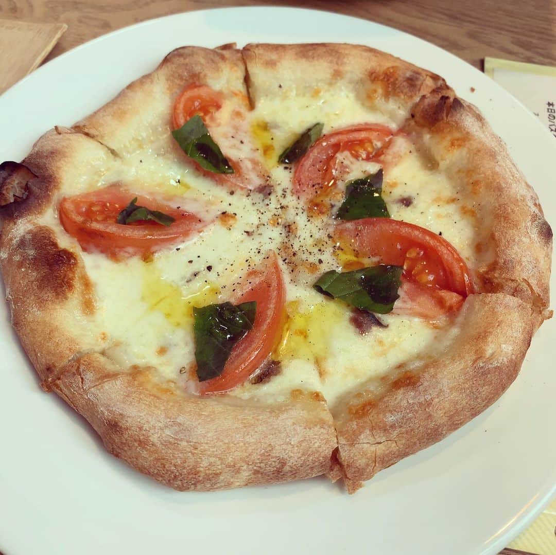 加藤千恵のインスタグラム：「先日のイタリアンin旭川。メニューがどれも魅力的すぎて、やっとの思いで決めた2枚は、おこっぺモッツアレラ（※おこっぺは地名）と月見。どっちも超おいしかった！　子がいないと落ち着いて食べられる。いろいろ話せて楽しかったし。しかしケーキは胃袋的に断念。2人だとこれが限界か……。ケーキもそうだし、ブルーチーズ系も気になったのでまた行きたい。」