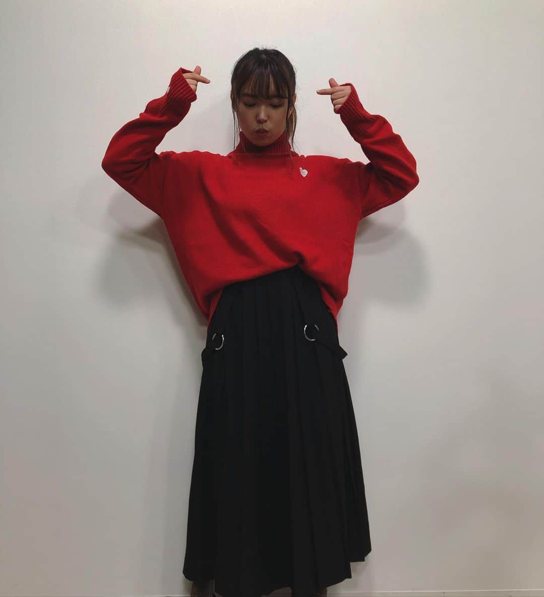 中島早貴さんのインスタグラム写真 - (中島早貴Instagram)「Rakuten LIVE衣装。 『MYTHIK』 初めましてのブランドさん。 赤ニットに黒ボトムってずっと好き❤️ #ミシック - #ガールズトークワン」2月4日 21時23分 - saki__nakajima__uf