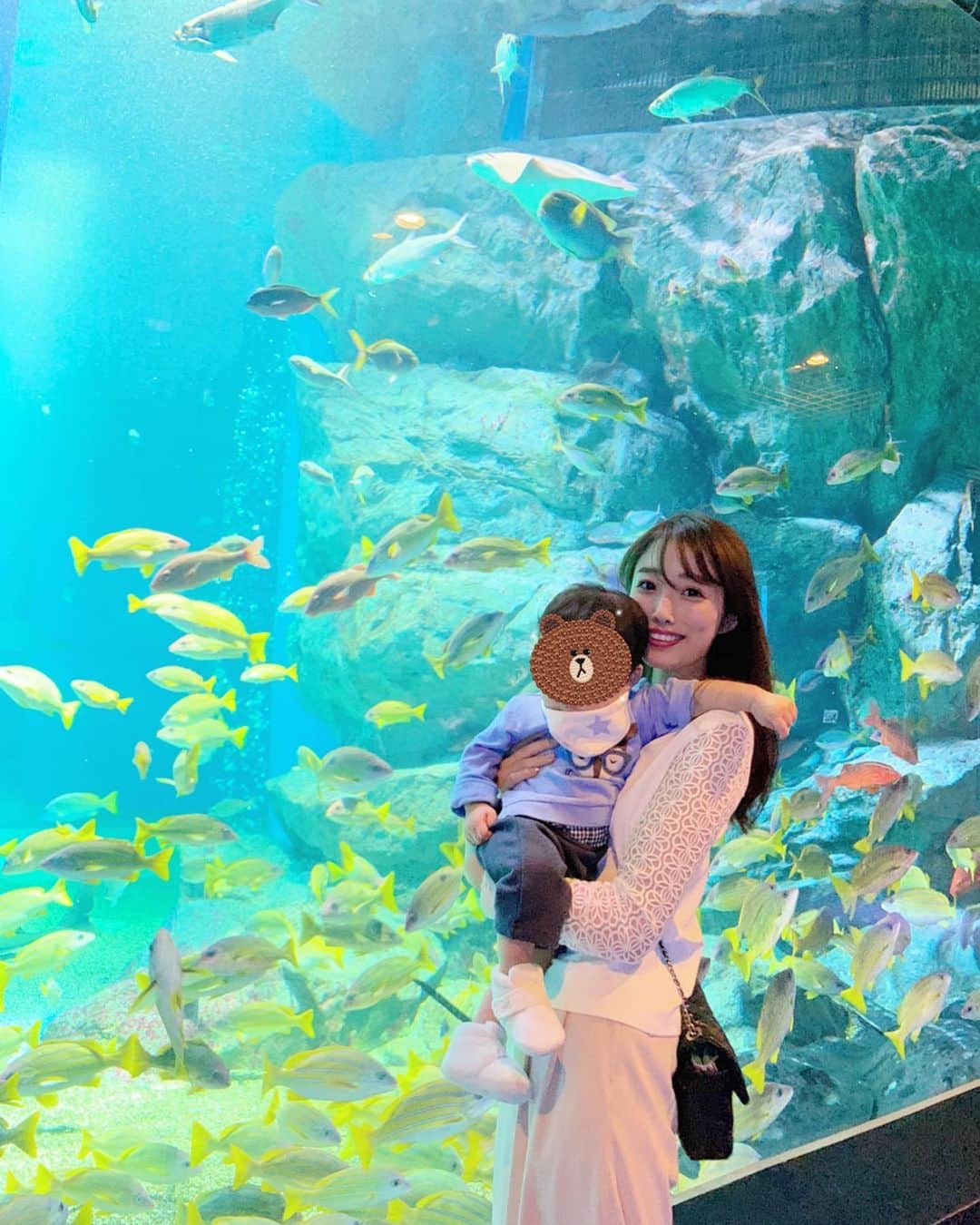 越馬千春さんのインスタグラム写真 - (越馬千春Instagram)「. . 水族館へ🐟🐬🐧💓 . .  人生2度目の水族館は前回と違って 息子の成長をより感じられました☺️ . お魚もイルカショーにも 目をまんまるにして見てくれて母感動🥺💓 . これからも沢山行くつもりです✨ #水族館#seapark#aquaparkshinagawa #アクアパーク#品川#アクアパーク品川#イルカショー#🐬#ママ#男の子ママ#ママライフ#子連れ水族館#maronenonfee #ママコーデ#男の子ママ#coordinate #コーディネート #コーデ #fashion #ootd」2月4日 21時23分 - chiharukoshiba