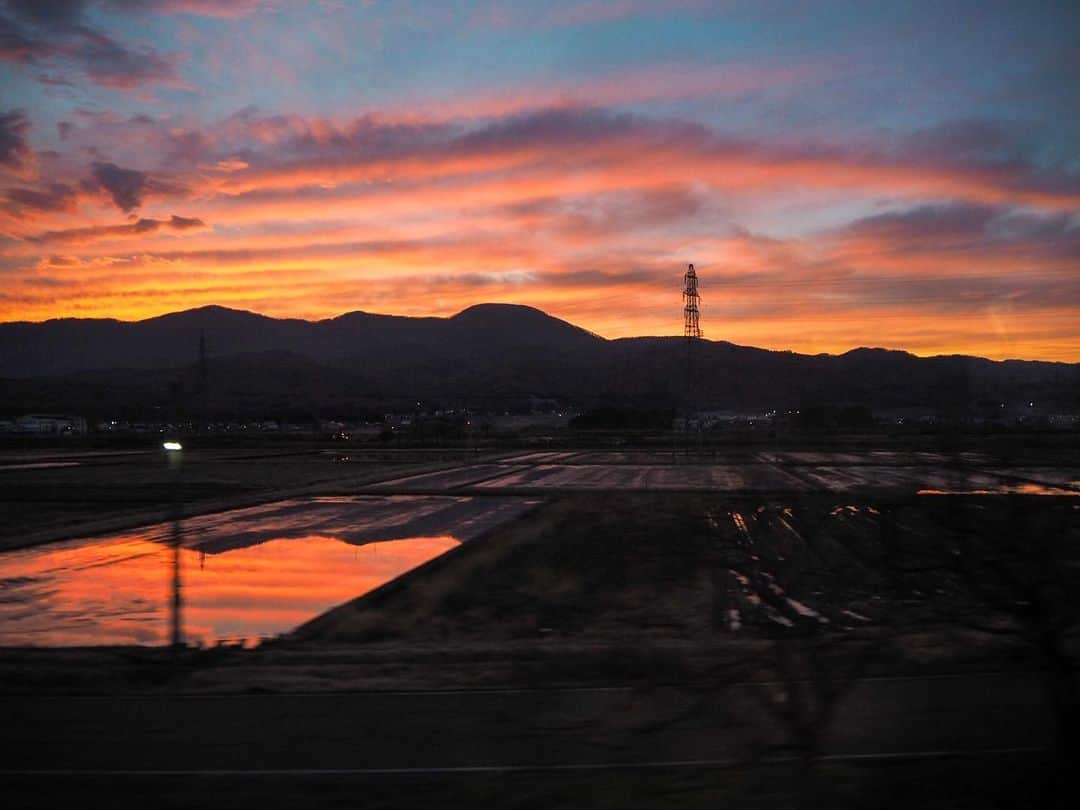 伊藤桃さんのインスタグラム写真 - (伊藤桃Instagram)「ラジオ、鉄旅音旅の追っかけ放送は聞いていただけましたか？^^* 文章でさらに味わえる、読むらじるも更新されましたよ(＊´ｖ｀) https://www.nhk.or.jp/radio/magazine/detail/tetsutabi20200201.html オフショットもこれがラスト！ よかったらお付き合いください♡ 🚞 というわけでのせきれなかった写真をぱらぱらと☺︎ 1枚目: たまには自撮りをば。笑 雪月花に乗る前に、筒石駅の音をとるべく、普通列車でむかったときにぱちり^^* 2枚目: 糸魚川駅にとまっていた大糸線の車両！ 大糸線も久々のりたいなあ····· 🚞 3枚目～: 前にインスタにものせた筒石駅！ この洞窟のような秘境感がたまりません🥰 これが駅なんです！！ 4枚目: 階段をのぼって····· 5、6枚目: かつては駅長さんもいた駅ですが、いまはどこか寂しい無人の筒石駅。 まるで山奥のプレハブ小屋みたいですが、駅なのです。 7枚目: さらにてくてく。 このローカルな味わいがたまりません。木の電柱もよき😊 🚞 8枚目: 直江津駅ホームでは、雪月花の停車にあわせて、昔懐かしい駅弁の立ち売りのかたも✨ 直江津駅前のホテル、ハイマートさんのお弁当です。 私が選んだのは名物の鱈めし！ さすがに雪月花乗車中は満腹だったけど、せっかくならかいたい！と夕ご飯がわりにいただきました^^* 大人気でしたよー！ 棒鱈のあまさ、塩たらこのしょっぱさと甘辛のバランスがよくて美味しかったです☺️ 🚉 9、10枚目: 放送のレポでも触れていた妙高はねうまラインでの夕陽、そして上越妙高駅での夕陽。 どちらも朱く紅く心に残る夕日でした。 空がきれいだから、なのかな·····？ 🚃💨💨 雪月花、そしてえちごトキめき鉄道に行きたくなってくれたらうれしいです♡ そしてぜひおっかけ放送もきいてみてねー！(❁´ω`❁) #えちごトキめき鉄道 #リゾート列車雪月花  #ローカル線の旅  #ローカル線の駅  #秘境駅  #筒石駅  #秘境駅の旅  #新潟旅行」2月4日 21時24分 - itomomo_tetsu