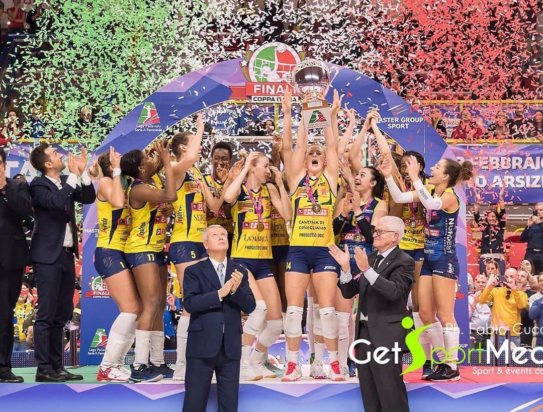 ロビン・デクライフさんのインスタグラム写真 - (ロビン・デクライフInstagram)「Finally the coppa is back in conegliano! 🏆 💛💙」2月4日 21時30分 - robindekruijf