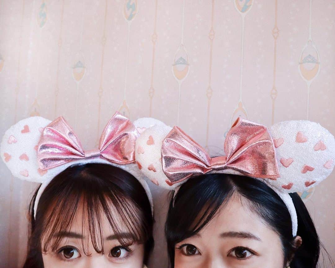 中島絢乃さんのインスタグラム写真 - (中島絢乃Instagram)「💘💘💘﻿ ﻿ ﻿ ﻿ ちらっ👀👀﻿ ﻿ ﻿ こんにちは。﻿ 中島姉妹です。👭💘←﻿ ﻿ ﻿ ﻿ ﻿ ﻿ ﻿ 遂に、﻿ 大量のカチューシャたちを﻿ ある程度まとめられそうなグッズを﻿ ネットで購入したので﻿ 近々載せます…！！！！！！🤯❤️﻿ ﻿ ❤︎❤︎❤︎❤︎❤︎❤︎❤︎❤︎❤︎❤︎❤︎❤︎❤︎❤︎❤︎﻿ #disneysisters_jp」2月4日 21時26分 - nakajima_ayano