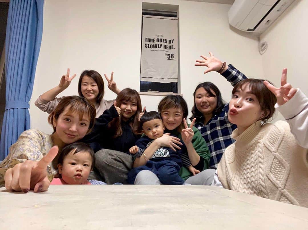 伊藤澄花のインスタグラム：「3月にはもう1人、5月には更にもう1人増えると思うと感慨深いなぁ、、 みんな10代から一緒にいて昔は好きなことしか話さなかったのに最近健康の事とか、ね(笑) あんまり食べれなくなったのも実感してるし😂 そんな私たち20代半ばです(笑)(笑) 30代半ば、40代半ばはなんの話してんのかな(笑) . . .  #家族」