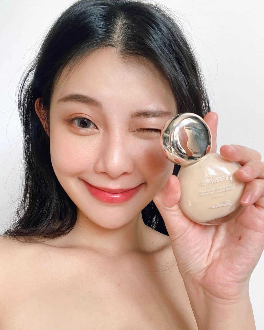 張香香さんのインスタグラム写真 - (張香香Instagram)「這是一個要問女生們的問題😳 妳喜歡的妝感是 微霧肌 還是 奶油肌 呢？🤔 喜歡微霧肌的人可以選擇 @guerlain 的 #小燈泡 💡 喜歡奶油肌可以選擇之前分享過給大家的 #小金塊 ⭐️ 但總之不管是哪種妝感 如果油光滿面就糗糗了🙈 這次嬌蘭的新品 #小酪梨 🥑 就是讓妳在妝前打底時 像給肌膚喝杯綠拿鐵☕️ 穩定油脂分泌再保濕鎖水 97%天然的成分 讓妳零負擔 輕鬆打造零毛孔零油光的完美妝容💖 想要試試看的人可以去嬌蘭官網申請試用😚 限時動態有幫妳們直接導連結囉～ - #Guerlain#Guerlaintw#嬌蘭 #小酪梨妝前凝露#極致毛孔神隱妝前凝露 #小燈泡粉底液#亮顏裸光粉底液」2月4日 21時28分 - m40925