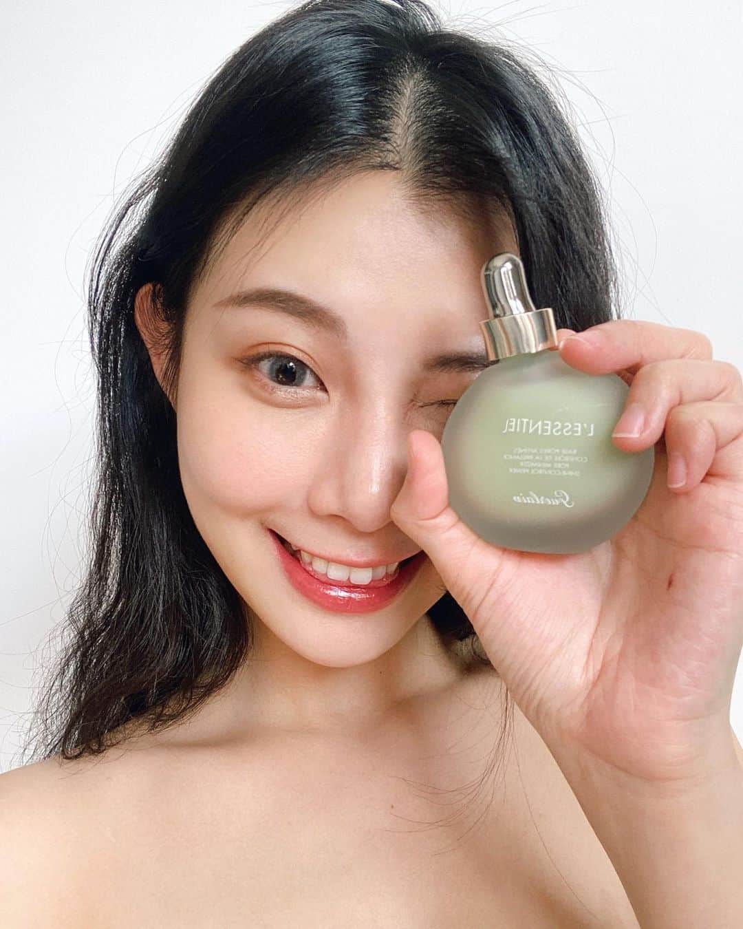 張香香さんのインスタグラム写真 - (張香香Instagram)「這是一個要問女生們的問題😳 妳喜歡的妝感是 微霧肌 還是 奶油肌 呢？🤔 喜歡微霧肌的人可以選擇 @guerlain 的 #小燈泡 💡 喜歡奶油肌可以選擇之前分享過給大家的 #小金塊 ⭐️ 但總之不管是哪種妝感 如果油光滿面就糗糗了🙈 這次嬌蘭的新品 #小酪梨 🥑 就是讓妳在妝前打底時 像給肌膚喝杯綠拿鐵☕️ 穩定油脂分泌再保濕鎖水 97%天然的成分 讓妳零負擔 輕鬆打造零毛孔零油光的完美妝容💖 想要試試看的人可以去嬌蘭官網申請試用😚 限時動態有幫妳們直接導連結囉～ - #Guerlain#Guerlaintw#嬌蘭 #小酪梨妝前凝露#極致毛孔神隱妝前凝露 #小燈泡粉底液#亮顏裸光粉底液」2月4日 21時28分 - m40925