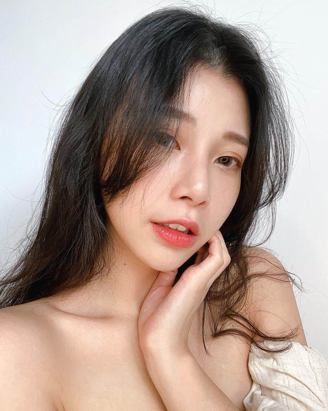 張香香さんのインスタグラム写真 - (張香香Instagram)「這是一個要問女生們的問題😳 妳喜歡的妝感是 微霧肌 還是 奶油肌 呢？🤔 喜歡微霧肌的人可以選擇 @guerlain 的 #小燈泡 💡 喜歡奶油肌可以選擇之前分享過給大家的 #小金塊 ⭐️ 但總之不管是哪種妝感 如果油光滿面就糗糗了🙈 這次嬌蘭的新品 #小酪梨 🥑 就是讓妳在妝前打底時 像給肌膚喝杯綠拿鐵☕️ 穩定油脂分泌再保濕鎖水 97%天然的成分 讓妳零負擔 輕鬆打造零毛孔零油光的完美妝容💖 想要試試看的人可以去嬌蘭官網申請試用😚 限時動態有幫妳們直接導連結囉～ - #Guerlain#Guerlaintw#嬌蘭 #小酪梨妝前凝露#極致毛孔神隱妝前凝露 #小燈泡粉底液#亮顏裸光粉底液」2月4日 21時28分 - m40925