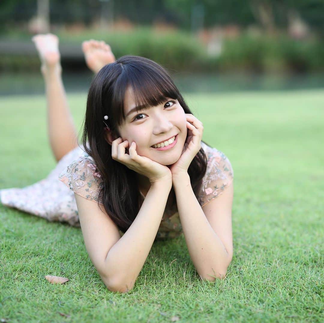 天羽希純のインスタグラム：「一緒に遊ぼ🐶💓 #タイ #タイ旅行 #thailand #私服 #コーディネート #春服 #春服コーデ #ヘアアレンジ #公園 #公園コーデ #公園デート #撮影会 #撮影会モデル #ポートレート #ポートレート撮影 #ポートレートモデル #被写体 #可愛い女の子」