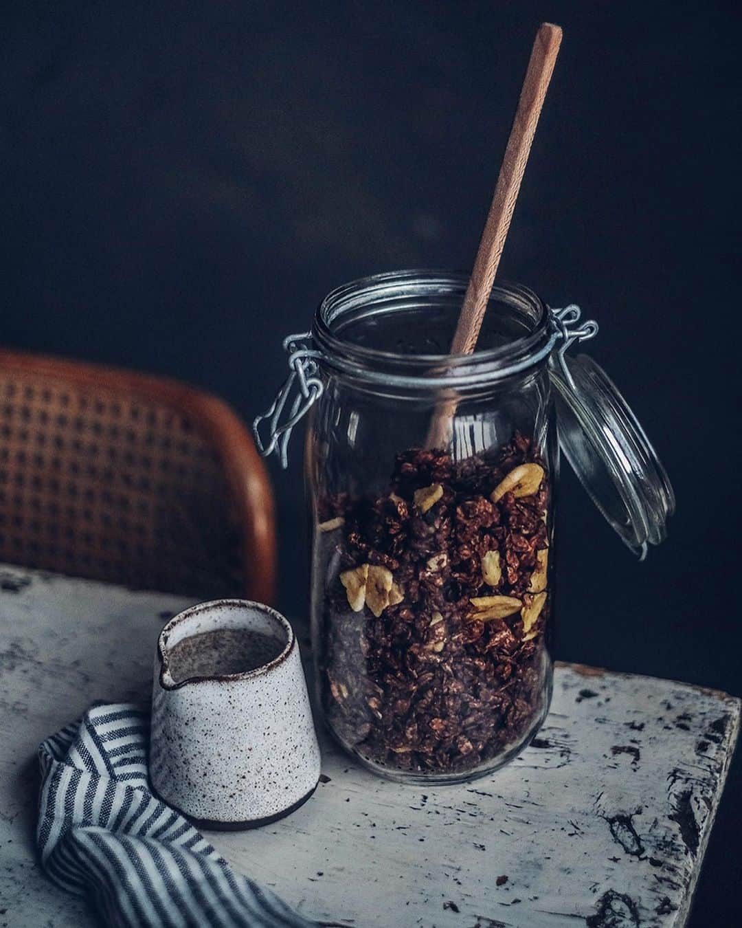 Our Food Storiesさんのインスタグラム写真 - (Our Food StoriesInstagram)「Now on the blog - the most delicious gluten-free chocolate granola with cashews and banana chips 😋 Get the recipe on the blog, link is in profile. #ourfoodstoriesstudio  ____ #gatheringslikethese #momentslikethese #morningslikethese #breakfastideas #breakfasttime #breakfastlover #glutenfreerecipes #glutenfri #glutenfrei #foodphotographer #foodstylist #germanfoodblogger」2月4日 21時39分 - _foodstories_