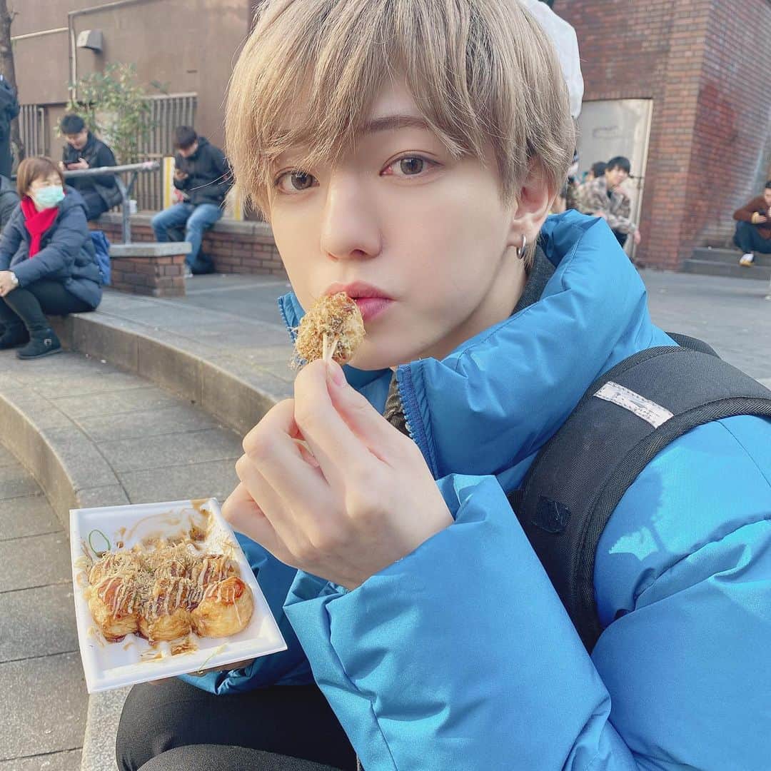 こんどうようぢのインスタグラム：「ネギ乗せるの忘れてた。 たこ焼きはネギソースマヨ派 皆は何派？ #たこ焼き」