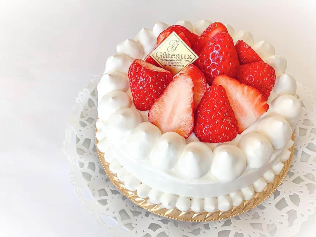 岩本恵美加さんのインスタグラム写真 - (岩本恵美加Instagram)「𓂃𓂂 𓈒❁𓈒𓏸*﻿ 2月4日は父の誕生日👨 お決まりのショートケーキで お祝いしました🙌✧︎*。 ㅤㅤ 久しぶりのケーキ作り𓎩 𓌈﻿ 最近全く作らなくなっちゃったけど… バレンタインは何を作ろうかな？ ㅤㅤ #emisweets #emisweets2020 ┈┈┈┈┈┈┈┈┈┈┈┈┈┈┈┈┈┈┈┈┈ #sweets #sweetstagram #birthdaycake  #cake #strawberry #strawberrycake #birthday #happybirthday #fathersbirthday #0204 #誕生日 #誕生日ケーキ #ショートケーキ #いちごのショートケーキ #苺のショートケーキ #イチゴのショートケーキ #手作りケーキ」2月4日 21時45分 - emk_iwmt