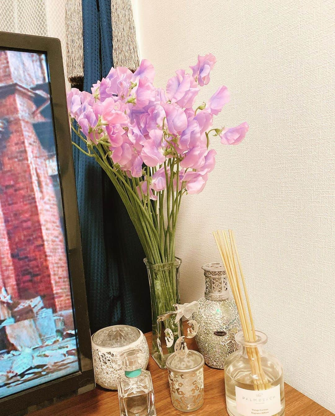 妃海風さんのインスタグラム写真 - (妃海風Instagram)「. . 紫のスイートピー💐💜✨ . ほんっとにね、 スイートピーは香りがいいよね . お家帰ってきたとたん、 あれ？いま春色の汽車にのったのかな❓ ってなる。 （赤いスイートピー／松田聖子さま　より。笑） . . 春を感じながら、リトル・ショップ・オブ・ホラーズのDVDを見る夜👀🌸 . スイートピーの香りに包まれながら、アランメンケンさんの楽曲に酔いしれる、夜。 . 嗚呼、素晴らしき、夜。 . . 皆さまも素敵な夜を🌝💖 . . #リトルショップオブホラーズ #アランメンケン #スイートピー」2月4日 21時49分 - fuhinami_official