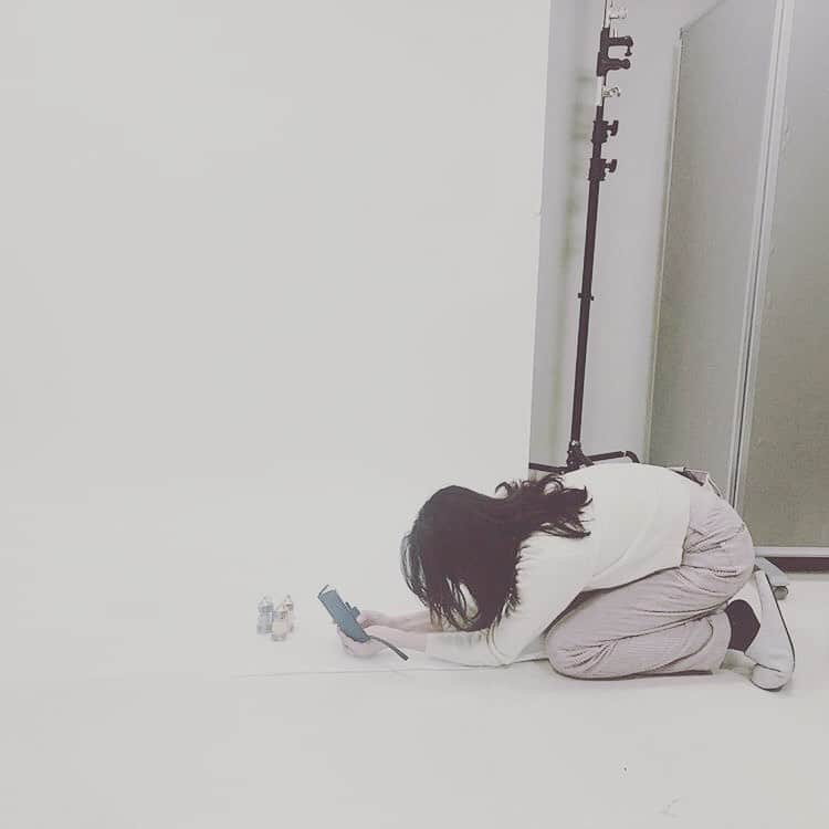 石橋奈美さんのインスタグラム写真 - (石橋奈美Instagram)「いつもお世話になっているメイクさんからのモロッコ土産♪♪ 天然な物から出来たバスソルト ケースもかわいい❤️ って一生懸命写真撮ってる私の姿を カメラマンさんが隠し撮りしてくれた、笑！  #いつもお世話になります #バスソルト　#モロッコ土産 #撮られてたとは #NamiIshibashi  #NMTinc.」2月4日 21時49分 - ishibashi.nami