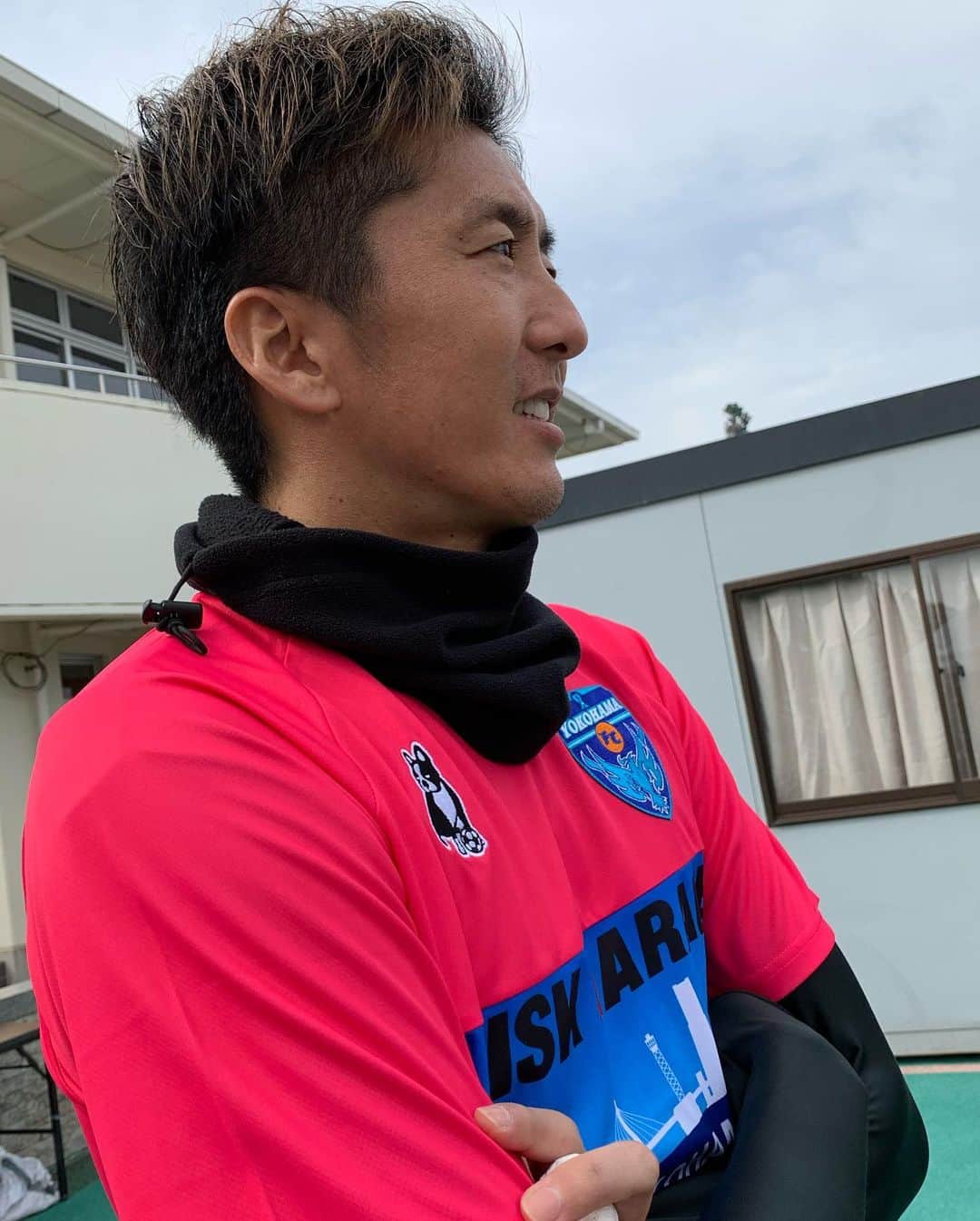 片山真人のインスタグラム：「先週3日間と、今日までの3日間、九州へキャンプ取材に行ってきました。エスパルスとジュビロの県勢Jリーグチームに加えて、県内出身プロ野球選手のいる宮崎県にも。そしてエスパルスから横浜FCに期限付き移籍した六反勇治選手が出場した栃木SCとのトレーニングマッチも観てきました。六反選手はオーバートレーニング症候群からの復活を目指していて、きょうは安定したセービングで無失点に抑えました。  実は弊社広報部長の提案で、この2泊3日のキャンプ取材からyahoo!ニュース用に原稿を書かせていただけるようになり、ニュース&スポパラだけでなく取材した記事が世に出せるようになりました。 まだまだ探り探りですが、あす予定している六反選手の記事を含め今のところ計4本。 気持ちを込めて書いてますので、みなさんタイミングがあれば、目を通してみてください。 #静岡朝日テレビ　#清水エスパルス　#ジュビロ磐田　#横浜FC #六反勇治 #埼玉西武ライオンズ #源田壮亮 #鈴木将平　#プロ野球　#鹿児島　#宮崎　#静岡　#オリックス #紅林弘太郎 #yahooニュース」
