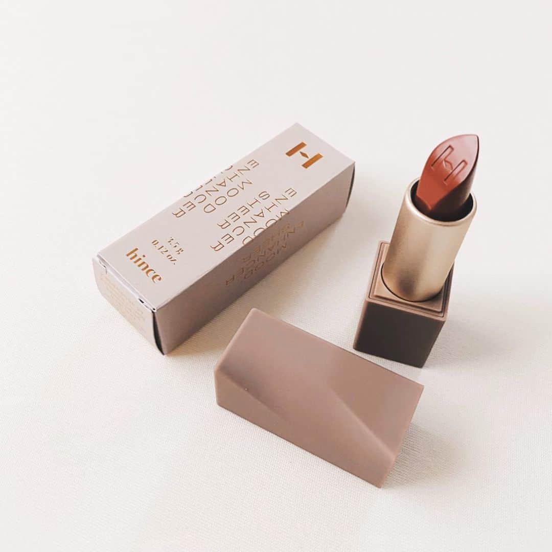 unoのインスタグラム：「先日初めてhince（ @hince_official ）の口紅を購入💄 ムードインハンサーシアー 1_IN THE MOMENT というお色です。 ㅤㅤㅤㅤㅤㅤㅤㅤㅤㅤㅤㅤㅤ Twitterで何度か見かけて欲しくなり、Qoo10にて購入しました。 （Qoo10初めて使ってみたけど安くてすごい…） 一見濃いレッドに見えますが、唇に載せてみると大人しめで上品なベージュピンク。 濃いレッドばかり塗っていたので、こういう上品なピンクもたまには良いなぁと気に入りました。 くすんだピンクのマットな質感のパケも可愛い！😍 ㅤㅤㅤㅤㅤㅤㅤㅤㅤㅤㅤㅤㅤ しかし最近はマスク生活で全然メイクをしないので 使うのは来客時や数少ないお出かけ時になりそうです😷 もっとメイクをまた楽しみたいなぁ…！ ㅤㅤㅤㅤㅤㅤㅤㅤㅤㅤㅤㅤㅤ #hince #hinceリップ #inthemoment #hincelipstick #moodinhancersheer  #ムードインハンサーシアー  #口紅 #リップ #韓国コスメ」
