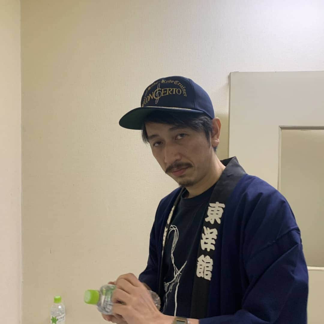 今井隆文のインスタグラム：「岩井秀人(WAREプロデュース) いきなり本読み！  皆川猿時さん 岸井ゆきの氏 後藤剛範ことごっちん スペシャルゲストに神木隆之介！  そして、男岩井秀人氏。  このメンバーでまさか、 おとこたち を読めるとは。  事前情報ゼロでしたが、俳優って、演出って、戯曲って、面白いんだな～。人間ってすげーな。と感じました。  本当に夢のような時間でした。 超絶楽しかった！  初見で台本をお客さんの前で読むと、劇の本番よりも、あーすれば良かったな～！こーすれば良かったな～！というのを終わった後にすごく考えられた！本番前にこれをやるのはありかもしれない！と勝手に思いました。  終盤のお客さんの集中力があがる感じ、あれは、岩井さんの戯曲の持つ力が大きすぎると思いました。偉大です。  岩井秀人さんとのちゃんとした出会いは、青天の霹靂でした。以前から作品は見ておりまして、そこからもう何年経つんだろ？  今回こうして、WAREとして一発目の企画に参加させて頂いて感謝しかない。これからも、力になれるよう、微力ながら頑張っていきたい！  俳優って楽しい！ を改めて教えて貰いました！  また出たいぞー！！！」