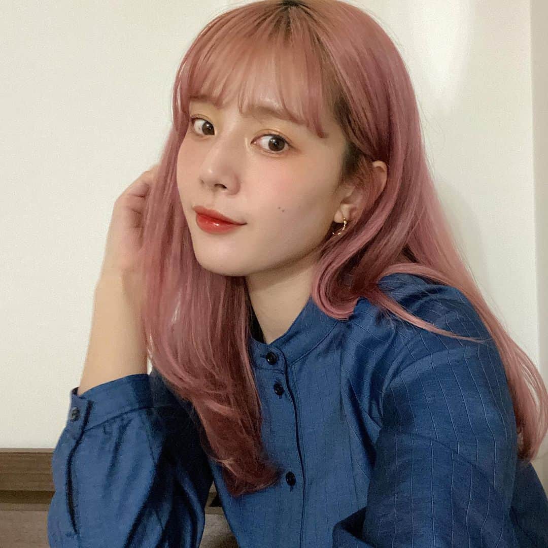 目見田早弥子のインスタグラム：「| 🌫 saleで買ってもらったシャツ𓈒𓂂 リップはずっと気になってた @romand_jp の どんぐりのやつを むっちゃん(@taupipipi)がくれた〜🤍 ⠀ 明日髪染める🌸🍓🍑」