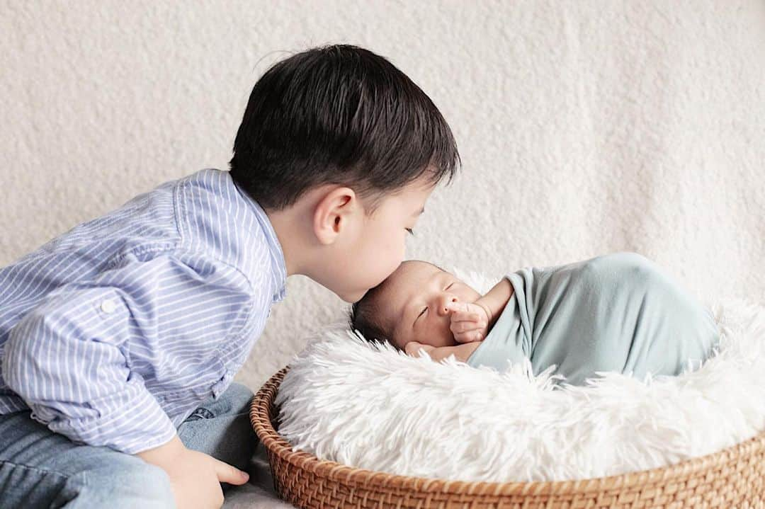 ryoko_juilletのインスタグラム：「-Newborn Photography-  生後間もない頃に撮影したニューボーンフォト。2ヶ月しか経ってないけど、既にこのサイズ感が懐かしすぎる♡♡」