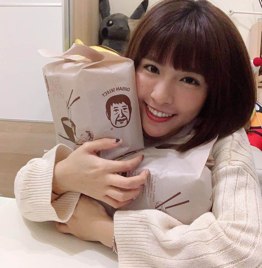 峮峮さんのインスタグラム写真 - (峮峮Instagram)「我真的很喜歡回家 剛剛朋友約我去吃串燒也被我拒絕 （明明就沒事😂） 待在家就覺得好舒服😌♥️ 所以家裡一定要囤積一點糧食啊！！！ 幸好年前就先在家囤了3大包 @ojisan_select 的鵝油蔥拌麵 我自己會另外加花椰菜🥦、蝦仁🍤還有半熟蛋🍳 再拌一點點🌶️🌶️🌶️ 超～級～好～吃～的唷😚😚😚 （除了咖哩飯以外唯一會煮的料理🤣🤣🤣） 你們都喜歡加什麼料？ #全天然 #無添加任何防腐劑  #鵝油蔥拌麵」2月4日 22時06分 - qun_04
