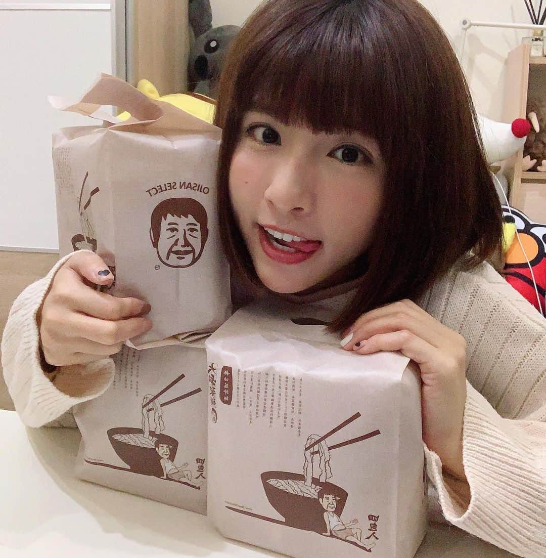 峮峮さんのインスタグラム写真 - (峮峮Instagram)「我真的很喜歡回家 剛剛朋友約我去吃串燒也被我拒絕 （明明就沒事😂） 待在家就覺得好舒服😌♥️ 所以家裡一定要囤積一點糧食啊！！！ 幸好年前就先在家囤了3大包 @ojisan_select 的鵝油蔥拌麵 我自己會另外加花椰菜🥦、蝦仁🍤還有半熟蛋🍳 再拌一點點🌶️🌶️🌶️ 超～級～好～吃～的唷😚😚😚 （除了咖哩飯以外唯一會煮的料理🤣🤣🤣） 你們都喜歡加什麼料？ #全天然 #無添加任何防腐劑  #鵝油蔥拌麵」2月4日 22時06分 - qun_04