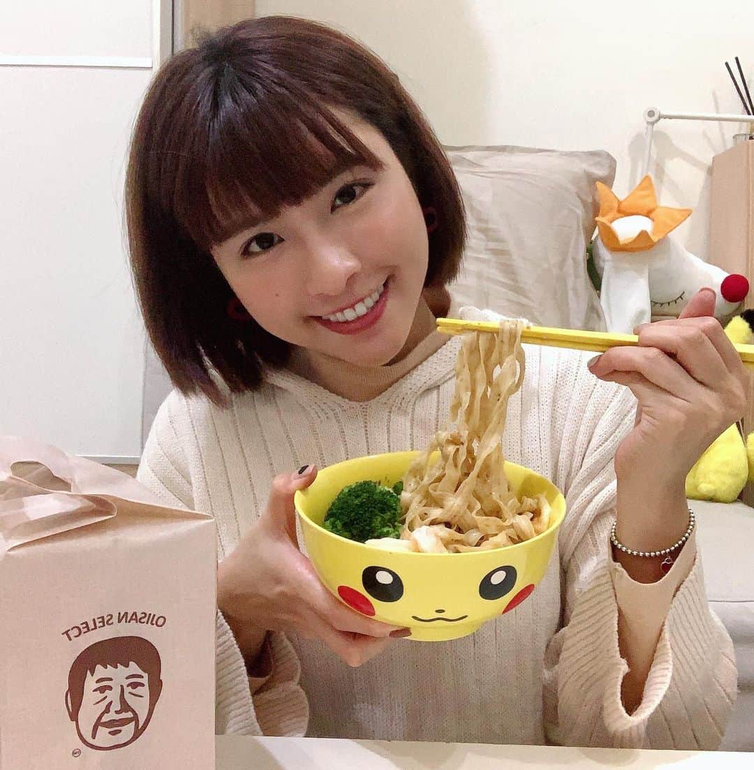 峮峮さんのインスタグラム写真 - (峮峮Instagram)「我真的很喜歡回家 剛剛朋友約我去吃串燒也被我拒絕 （明明就沒事😂） 待在家就覺得好舒服😌♥️ 所以家裡一定要囤積一點糧食啊！！！ 幸好年前就先在家囤了3大包 @ojisan_select 的鵝油蔥拌麵 我自己會另外加花椰菜🥦、蝦仁🍤還有半熟蛋🍳 再拌一點點🌶️🌶️🌶️ 超～級～好～吃～的唷😚😚😚 （除了咖哩飯以外唯一會煮的料理🤣🤣🤣） 你們都喜歡加什麼料？ #全天然 #無添加任何防腐劑  #鵝油蔥拌麵」2月4日 22時06分 - qun_04