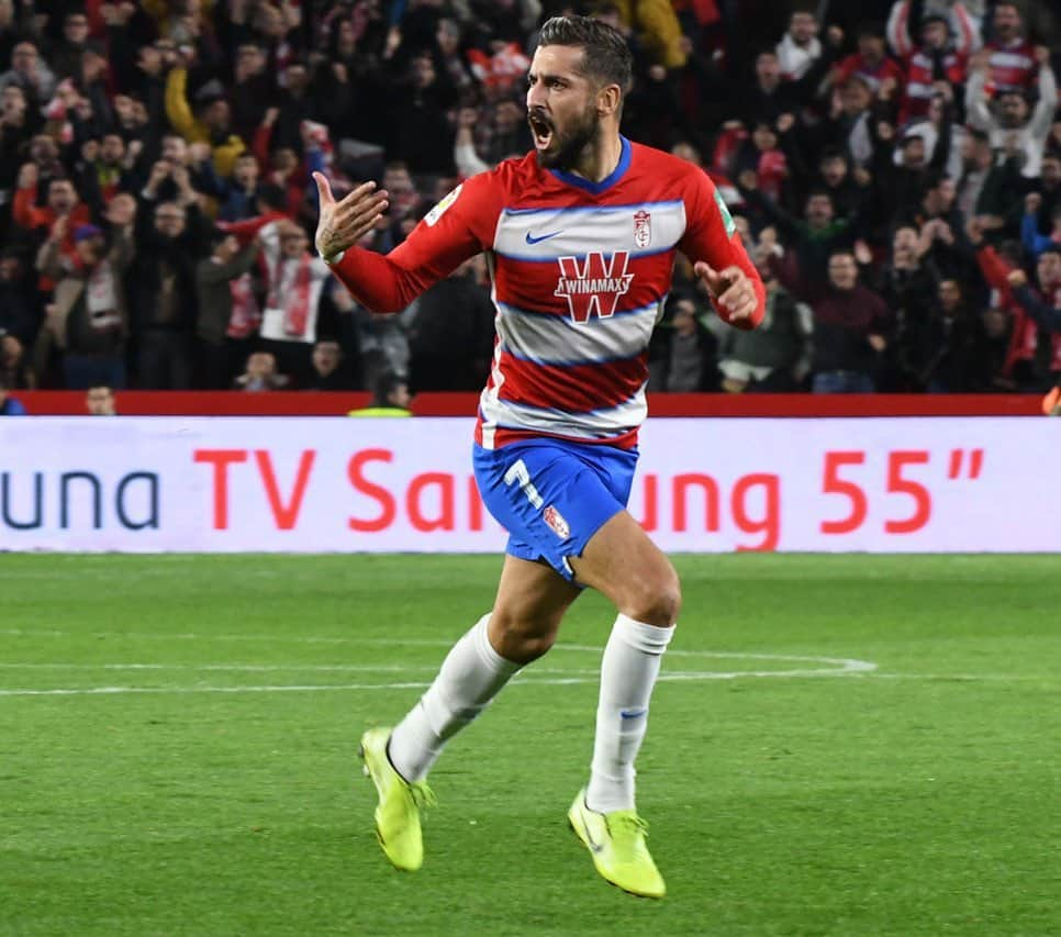 アルバロ・バディージョのインスタグラム：「Nos hemos ganado el derecho a soñar y poder disfrutar de partidos así. Os esperamos en Los Carmenes para vivir una noche histórica. Vamos Granada!!! 🔴⚪️ #GranadaValencia #Cuartosdecopa #Eternalucha」