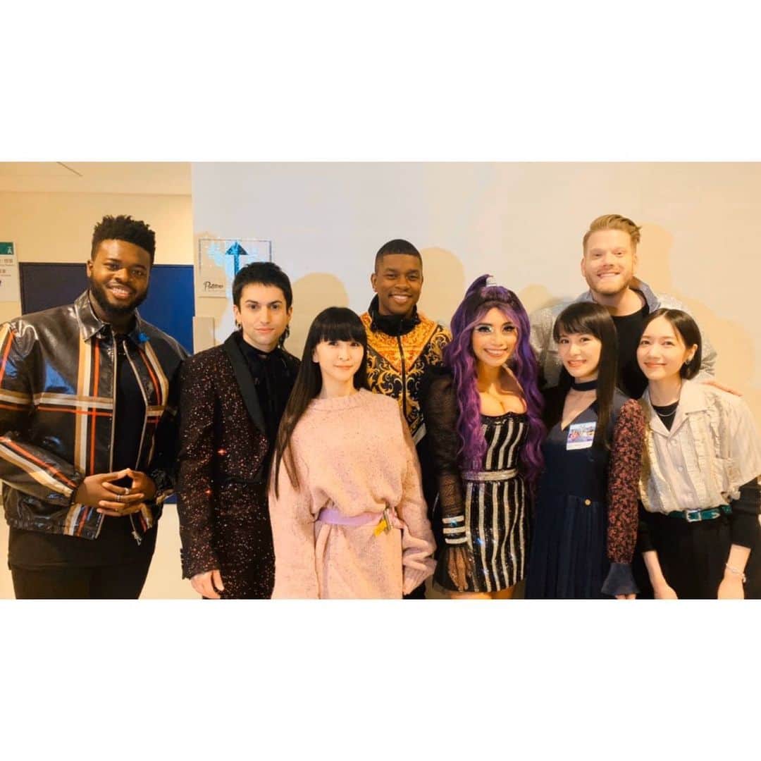 Perfumeさんのインスタグラム写真 - (PerfumeInstagram)「#Pentatonix のライブに行ってきました♪ 素敵な歌声、ありがとうございました！ Got to hang with Pentatonix at backstage of their show in Tokyo! You guys are amazing! Thank you so much for a great show! #prfm」2月4日 22時10分 - prfm_official