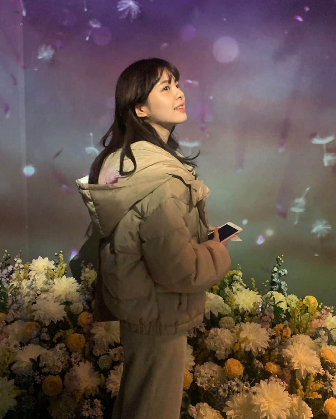 本間日陽さんのインスタグラム写真 - (本間日陽Instagram)「* 日本一早いお花見に行きました🌸♡ たんぽぽの綿毛吹くと飛んでいくんだけど、 苦戦しました🧐笑 （成功してるのに気づいてない） 空間全部がお花のいい匂いに包まれて、 とっても癒されました🌼  #日本一早いお花見 #flowersbynaked #coredo室町」2月4日 22時11分 - hinata_homma1110