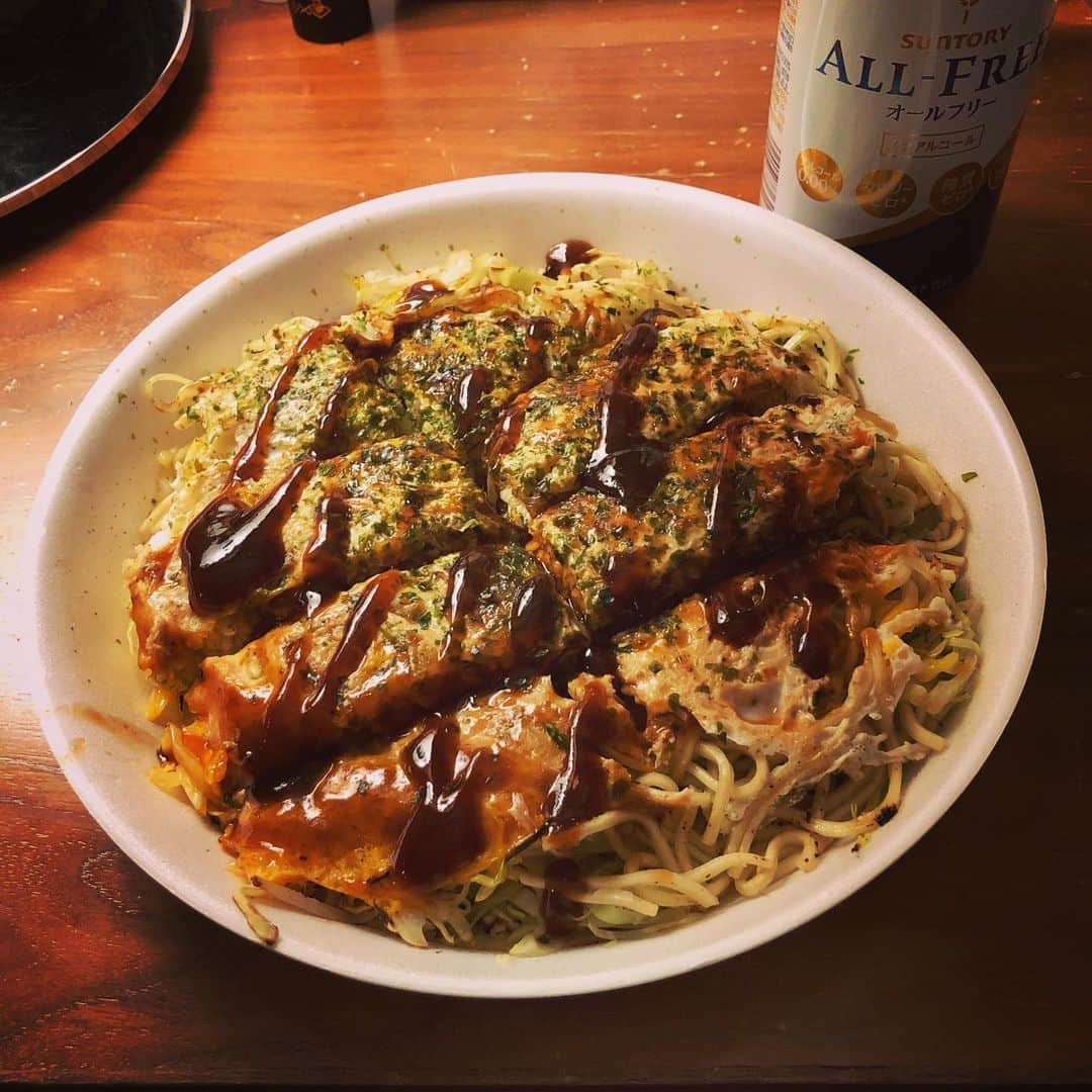 佐々木心音さんのインスタグラム写真 - (佐々木心音Instagram)「お稽古前に、と スタッフさんから 広島お好み焼き頂いた。 嬉しいいいい。 動く前だから食べる！！ ありがとうございます。 . . . #hiroshima #okonomiyaki #delicious #dinner #movie #shootfilm #actress #singersongwriter #kokonesasaki #愚か者のブルース #広島ディナー #お好み焼き #美味しい #お持ち帰り #幸せ #これから身体動かす #体力のためにも #食べます #映画現場 #佐々木心音」2月4日 22時11分 - sasakikokone