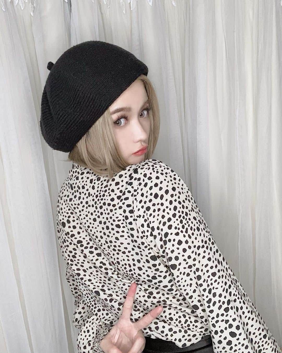 徳本夏恵（なちょす）さんのインスタグラム写真 - (徳本夏恵（なちょす）Instagram)「﻿ ﻿ ﻿ ﻿ ﻿ ウィッグなのやけどね＾＾🖤﻿ ﻿ ﻿ ﻿ ﻿ #金髪女子の謎﻿ ﻿ ﻿ ﻿」2月4日 22時22分 - nachos_kimono