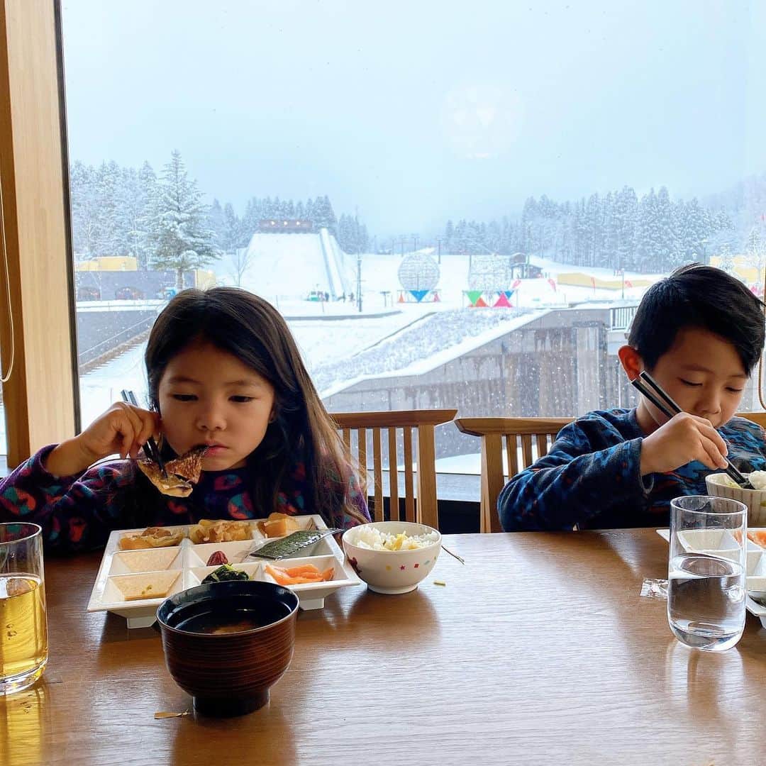 西山美希子さんのインスタグラム写真 - (西山美希子Instagram)「ゲレンデやロッジの雰囲気が大好き！！スキーの後は、暖炉の前でココア飲んで、雪降る中露天風呂入って、スキー場眺めながら夜ご飯、さらに朝ごはん食べて😋あーシアワセ❤️」2月4日 22時15分 - mariaclove