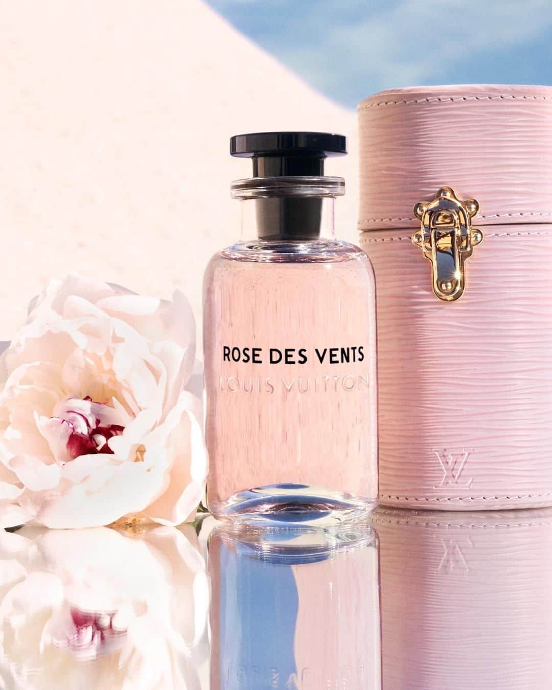 ルイ・ヴィトンさんのインスタグラム写真 - (ルイ・ヴィトンInstagram)「The everlasting power of roses. Choose from #LouisVuitton’s collection of feminine fragrances for a meaningful Valentine’s gift. Explore #LVParfums via link in bio.」2月4日 22時30分 - louisvuitton