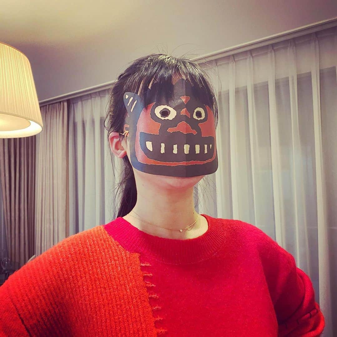 島谷ひとみさんのインスタグラム写真 - (島谷ひとみInstagram)「追伸。。。 今年の節分Style👹  全体的に、赤鬼でしたw  恵方巻は、量が多いから半分に。  豆も多いから半分にw。  仲間みーんなおんなじ鬼の仮面被って鬼は外〜w  良い一年にしましょうね〜^_^  #2020 #春🌸 #節分 #恵方巻 #鰯じゃなくてカレイだよw #島谷ひとみ」2月4日 22時23分 - shimatani_hitomi_official