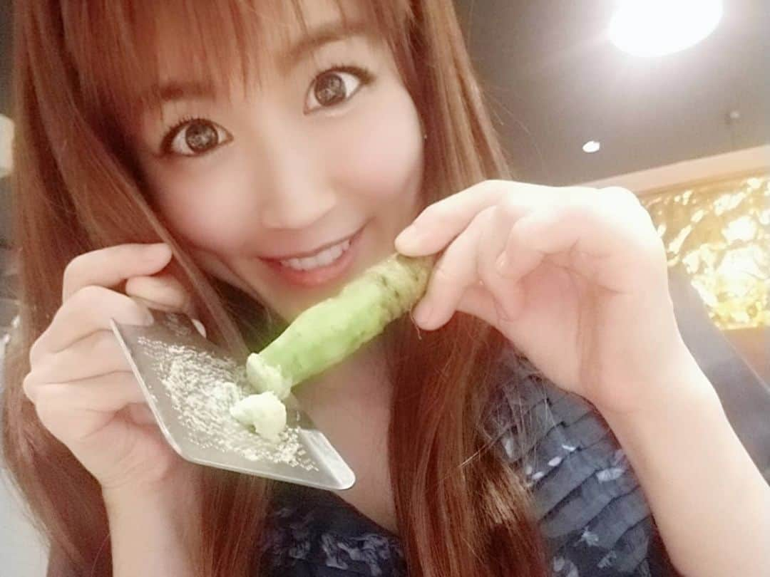 ようこさんのインスタグラム写真 - (ようこInstagram)「静岡で食べたわさび茶漬け❤️﻿ 自分でわさびを擦って食べるのですが、わさびが美味しくてたくさん入れてしまいました🎵﻿ そんなにツーンって来ないからどんどん追加で入れていたら涙止まらなくなりました🤣﻿ 相変わらず良い加減が分からないようこです😋﻿ ﻿ 美味しくてぺろり😋﻿ ﻿ ﻿ ﻿ ﻿ ﻿ ﻿ 今日のダイエットメニュー❤️﻿ エア縄跳び→1000回﻿ 腹筋﻿ バストアップ体操﻿ ヒップアップ﻿ 筋トレ﻿ ゴキブリ体操﻿ ﻿ ﻿ #エア縄跳び#腹筋#バストアップ#ヒップアップ#筋トレ#静岡#三島#新富士#熱海#わさび#わさび茶漬け#ダイエット#diet#引き締め#アラフォー#食べるの大好き#痩せたいのに」2月4日 22時24分 - 0606yoko