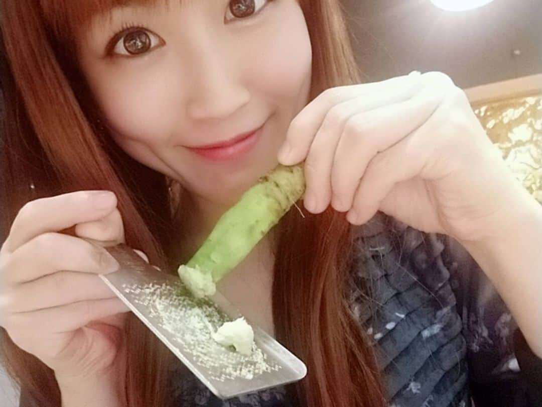 ようこさんのインスタグラム写真 - (ようこInstagram)「静岡で食べたわさび茶漬け❤️﻿ 自分でわさびを擦って食べるのですが、わさびが美味しくてたくさん入れてしまいました🎵﻿ そんなにツーンって来ないからどんどん追加で入れていたら涙止まらなくなりました🤣﻿ 相変わらず良い加減が分からないようこです😋﻿ ﻿ 美味しくてぺろり😋﻿ ﻿ ﻿ ﻿ ﻿ ﻿ ﻿ 今日のダイエットメニュー❤️﻿ エア縄跳び→1000回﻿ 腹筋﻿ バストアップ体操﻿ ヒップアップ﻿ 筋トレ﻿ ゴキブリ体操﻿ ﻿ ﻿ #エア縄跳び#腹筋#バストアップ#ヒップアップ#筋トレ#静岡#三島#新富士#熱海#わさび#わさび茶漬け#ダイエット#diet#引き締め#アラフォー#食べるの大好き#痩せたいのに」2月4日 22時24分 - 0606yoko