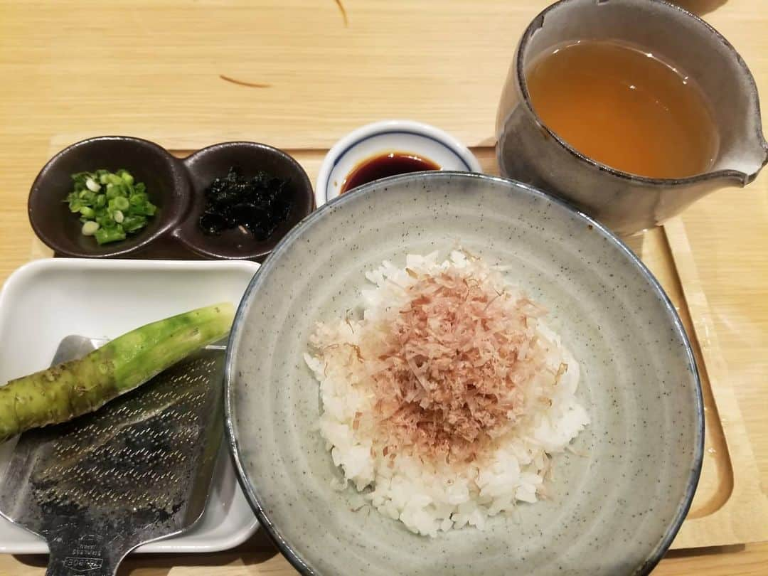 ようこさんのインスタグラム写真 - (ようこInstagram)「静岡で食べたわさび茶漬け❤️﻿ 自分でわさびを擦って食べるのですが、わさびが美味しくてたくさん入れてしまいました🎵﻿ そんなにツーンって来ないからどんどん追加で入れていたら涙止まらなくなりました🤣﻿ 相変わらず良い加減が分からないようこです😋﻿ ﻿ 美味しくてぺろり😋﻿ ﻿ ﻿ ﻿ ﻿ ﻿ ﻿ 今日のダイエットメニュー❤️﻿ エア縄跳び→1000回﻿ 腹筋﻿ バストアップ体操﻿ ヒップアップ﻿ 筋トレ﻿ ゴキブリ体操﻿ ﻿ ﻿ #エア縄跳び#腹筋#バストアップ#ヒップアップ#筋トレ#静岡#三島#新富士#熱海#わさび#わさび茶漬け#ダイエット#diet#引き締め#アラフォー#食べるの大好き#痩せたいのに」2月4日 22時24分 - 0606yoko