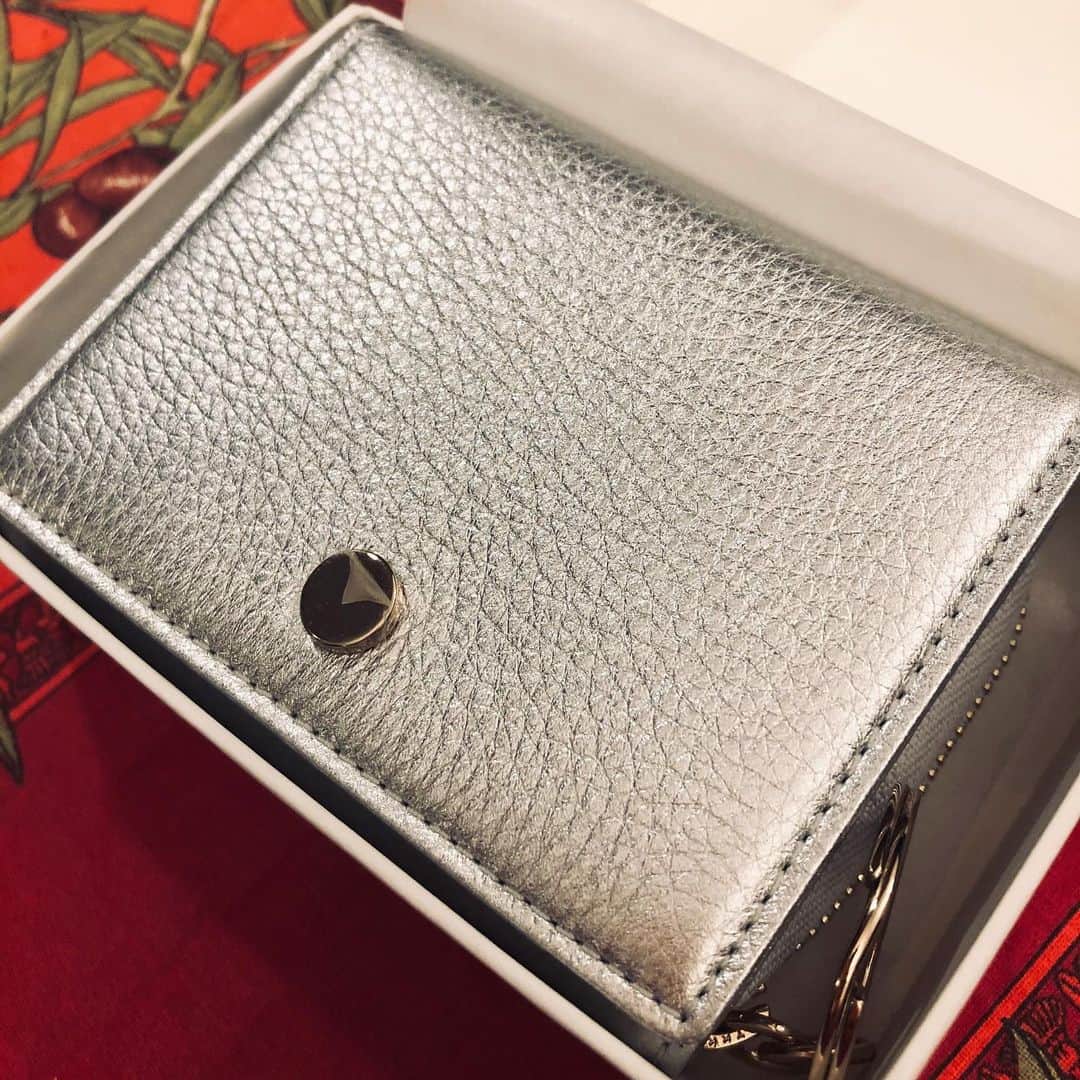 逸見太郎のインスタグラム：「おnewの... #お財布#春財布#天赦日#てんしゃにち#寅の日#とらのひ#吉日#一粒万倍日#天赦日と寅の日が重なる日#運気UP  子育てを日々頑張っている妻が 最近はコンパクトな財布が便利 ということで買い求めに行ったら 明日はなんと新しい財布を使い始めるのに最良の日でした❗️(たまたま！笑) )  お財布をおろすには「天赦日」「一粒万倍日 いちりゅうまんばいび」「寅の日」がラッキーデーらしく、2月5日は最良の吉日の天赦日と、お金が戻ってくるとされる寅の日が重なるスーパーラッキーデー‼️ 春財布となる今年のラッキーデー、次は4月5日みたいです。 自分用にも目星つけておこうかなぁ(笑  御利益あるといいなぁ😊」