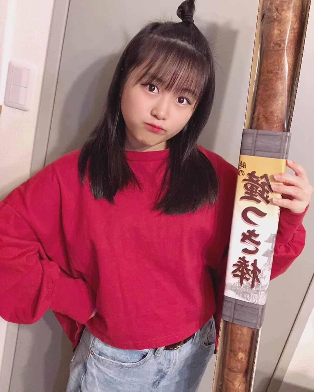 島崎友莉亜さんのインスタグラム写真 - (島崎友莉亜Instagram)「一日出遅れた赤鬼🍅🍅 #節分 #節分の日 #鐘つき棒 #ふ菓子 #赤鬼 #アイドル #ころころぷりぷり」2月4日 22時38分 - yuria_shimazaki_uug2ki