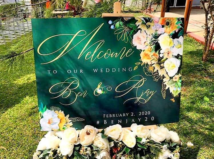 Ŝ Ŋ Ą Ƥ☻Ƥ Ą Ŋ Ĕ Ĺ?Ğ Ƕ SMMのインスタグラム：「. Not only do wedding welcome signs play a practical role informing your guests they are in the right place or pointing them in the right direction to your wedding ceremony, welcome signs are the first designed decor element your guest sees at your wedding. Use a wedding welcome sign to instantly set the tone and feel of your wedding ceremony. . 📸@lilies_events. Planner : @lilies_events.. #benjay20. #makingsmileyfaces. @snappanelgh. . #gardenwedding.  #weddingsign. #welcomesign. . .」