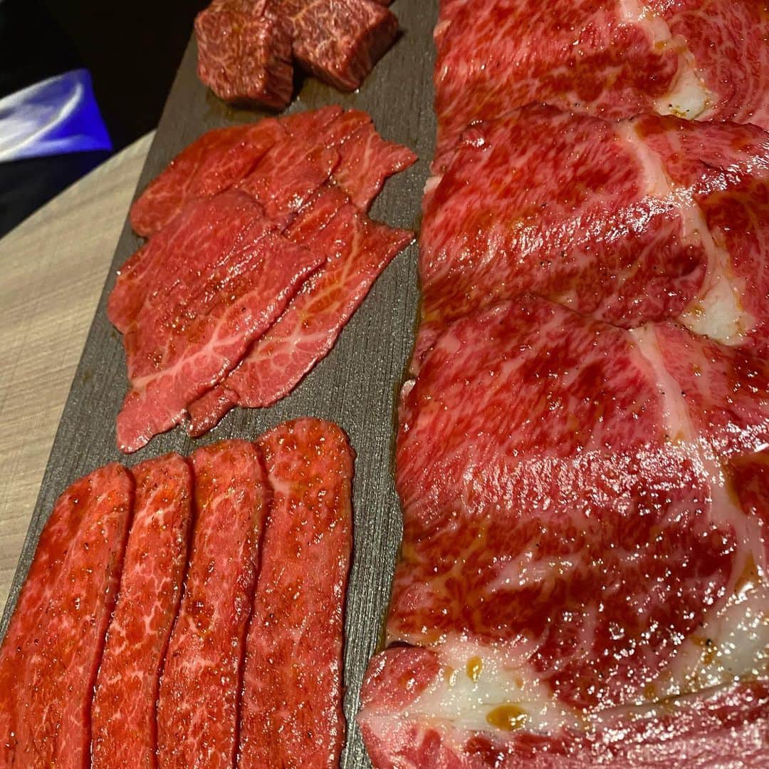 高嶋ちさ子さんのインスタグラム写真 - (高嶋ちさ子Instagram)「ヤバ過ぎるぐらい美味しい焼肉屋さんみっけ。 今時の小洒落た肉以外の物が出る系じゃなくて、私の好きなひたすら肉肉肉。 何から何まで美味しかったです。 やっぱり私は牛が好き🐄 それにしても厨房のお兄さんイケメンでした。 @yakiniku_ushimatsu」2月4日 22時48分 - chisakotakashima