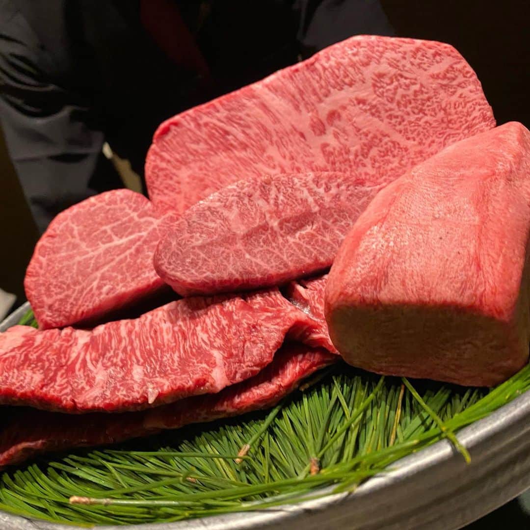 高嶋ちさ子さんのインスタグラム写真 - (高嶋ちさ子Instagram)「ヤバ過ぎるぐらい美味しい焼肉屋さんみっけ。 今時の小洒落た肉以外の物が出る系じゃなくて、私の好きなひたすら肉肉肉。 何から何まで美味しかったです。 やっぱり私は牛が好き🐄 それにしても厨房のお兄さんイケメンでした。 @yakiniku_ushimatsu」2月4日 22時48分 - chisakotakashima