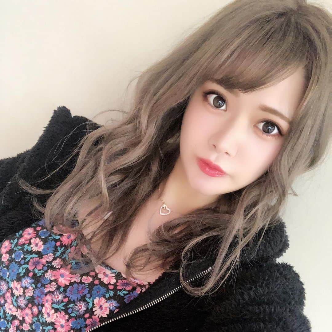 内田琴音のインスタグラム：「Newヘアカラーはいつもお世話になってるspica松岡さん。めっちゃわがままきいてもらって😭💓ブリーチ2回して理想のカラーにして頂きました😭髪の毛もすいてもらってスッキリ！仕上げのセットもいつもと違う感じに☺️ 本当にありがとうございます😭 #spica #newhair #newhaircolor #イメチェン」