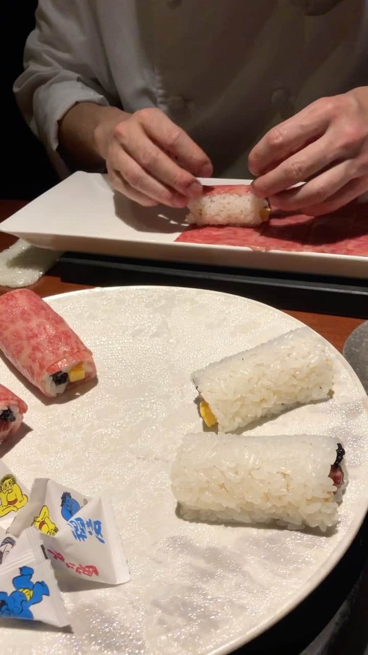 のインスタグラム：「今年の恵方巻は「蕃 Yoroniku」にて！ちゃんと恵方の西南西を向いて、黙って一気に食べました！  #蕃 #よろにく #恵比寿 #肉割烹 #焼肉 #ステーキ #ユッケ #すき焼き #肉 #和牛 #牛 #グルメ #東京肉レポート #肉レポ #yoroniku #ebisu #hamburger #yakiniku #wagyu #beef #steak #instafood #food #foodie #barbecue #bbq #tokyo #tokyo29report #tokyo_wagyu_report」