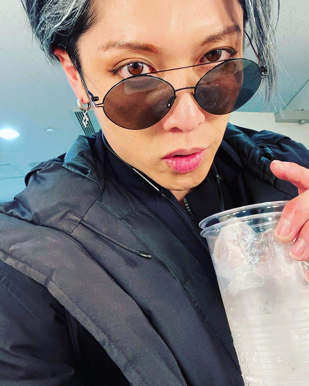 雅-MIYAVI-さんのインスタグラム写真 - (雅-MIYAVI-Instagram)「Done rockin⚡️⚡️ライヴ、終わった！！！！ @hardrockjapan」2月4日 22時52分 - miyavi_ishihara