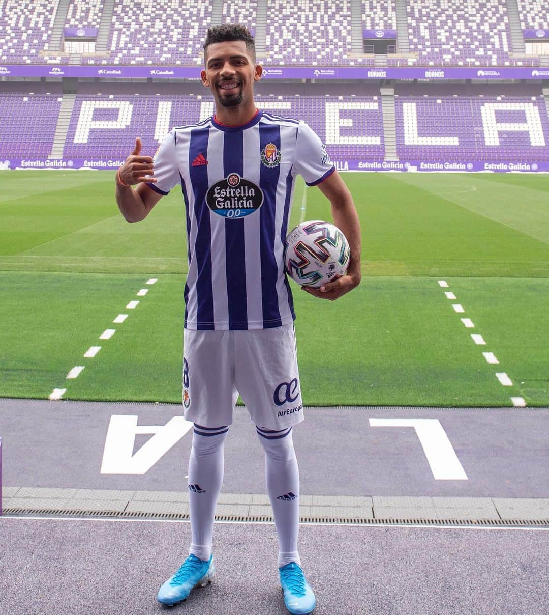 LFPさんのインスタグラム写真 - (LFPInstagram)「💜🇧🇷 @matheusfernandes poses in purple for @realvalladolid! 😀👍🏻 • 💜🇧🇷 ¡@matheusfernandes ya posa de morado con el @realvalladolid! 😀👍🏻 • #Matheus #RealValladolid #LaLigaSantander #LaLiga #Pucela」2月4日 23時00分 - laliga