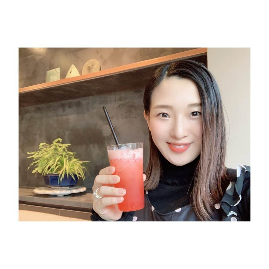 すみれ乃麗さんのインスタグラム写真 - (すみれ乃麗Instagram)「先日、知人がライオンズクラブの活動をしているご縁で、『輝く英国ロイヤルバレエのスター達』のスクールマチネ（ゲネプロ）を拝見してきました❣️. . スクールマチネとは、子供達に無料鑑賞して貰い、バレエや舞台を観る楽しさを知って貰う企画とのこと。. 大人はその企画に寄付するという形でして、私も2階席でゲネプロを一緒に拝見しました💓. . . …なんと言う素敵な空間、時間。。。 ステージ上で、バレエダンサーの皆さんがバーレッスン、センターレッスンをしてから、ガラコンサート形式からの抜粋を上演。 終始ワクワクきゅんきゅんが止まりませんでした😍❣️❣️❣️. . 昨年のドンキホーテの際、怪我でいらっしゃれなかった高田茜さんも拝見できて😍❣️リアル妖精さん💓💓💓平野亮一さんもセクシーでカッコ良かったです✨✨✨. . 小林ひかるさんがプロデュースされたとのことで、すべてのキャストの方の個性と演目がマッチしてて、本当に素晴らしかったです😍. . 実は、7〜8年前ロンドン旅行の際に、ロイヤルオペラハウスで『マイヤーリンク』（うたかたの恋）を鑑賞した時、小林ひかるさんがラリッシュ夫人を演じてらして、とーっても素敵で印象に残ってました❣️. 裏方としてではありましたが、ステージ上でまた拝見できたこと、本当に幸せな事だと思いました😍❤️❤️❤️. . . 長くなりましたが…💦1枚目の写真はロイヤルバレエとは全く関係のない、別日に素敵なカフェに伺った時の写真です🤣. . . #輝く英国ロイヤルバレエのスター達 #theradianceoftheroyalballetstars #小林ひかる さん #高田茜 さん #平野亮一 さん #laurencuthbertson さん #yasminenaghdi さん #federicobonelli さん #vadimmuntagirov さん #melissahamilton さん #mayaramagri さん #williambracewell さん #lucaacri さん. #人見記念講堂 #theroyalballet . #すみれ乃麗」2月4日 23時02分 - reisumireno