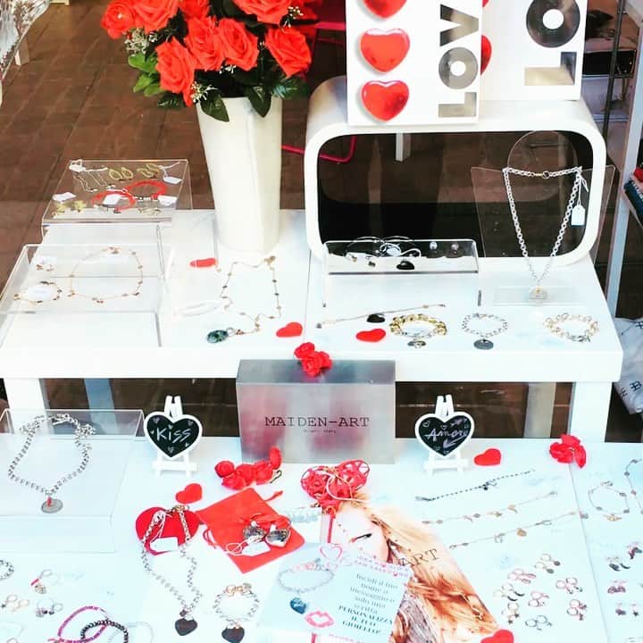 メイデンアートのインスタグラム：「Love ❤️ is in the air. Discover our new collection for Valentine’s Day for her and him. . Link in bio💓 . #maidenart #valentines_day #valentines #valentineday #valentinesday2020 #valentinesgift #valentinesdaygift #giftideas #gifts #giftforher #giftcard #giftforhim #fashionjewelrytrends #jewelry2020 #jewelry #angera #varese #varesetheplacetobe #vareseshopping #lagomaggiore #lakemaggiore」